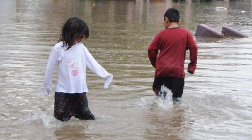 Çocukların Sel Keyfi