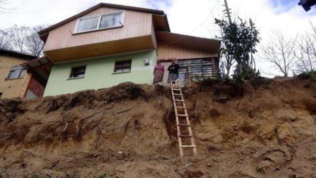 Yol Çalışması Nedeniyle Evlerine Ahşap Merdivenle Giriyorlar