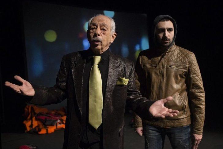 "göçmenleeeer", İzmir’de Ayakta Alkışlandı G1