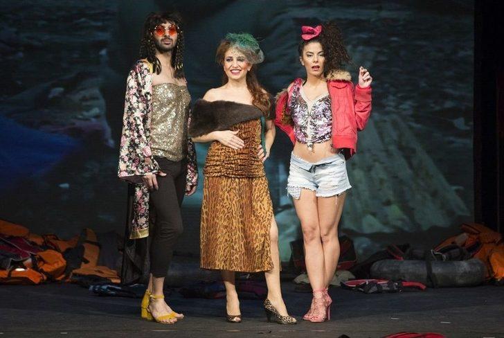 "göçmenleeeer", İzmir’de Ayakta Alkışlandı G2