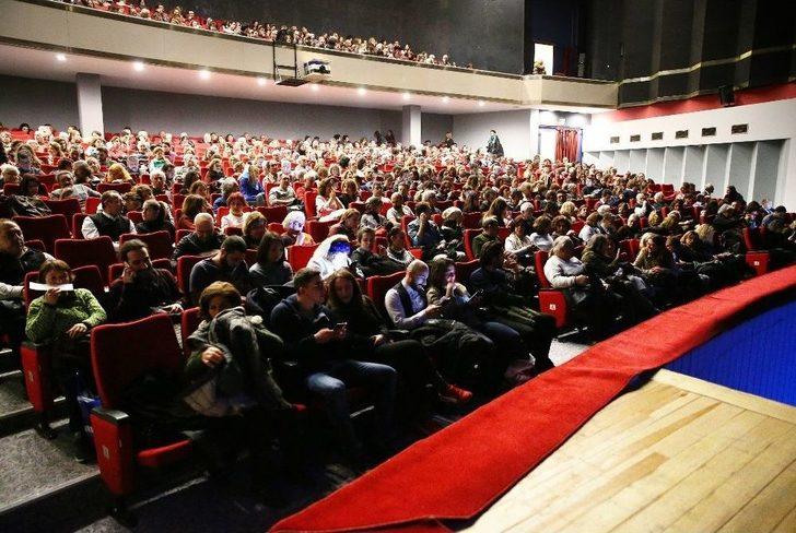 "göçmenleeeer", İzmir’de Ayakta Alkışlandı G5