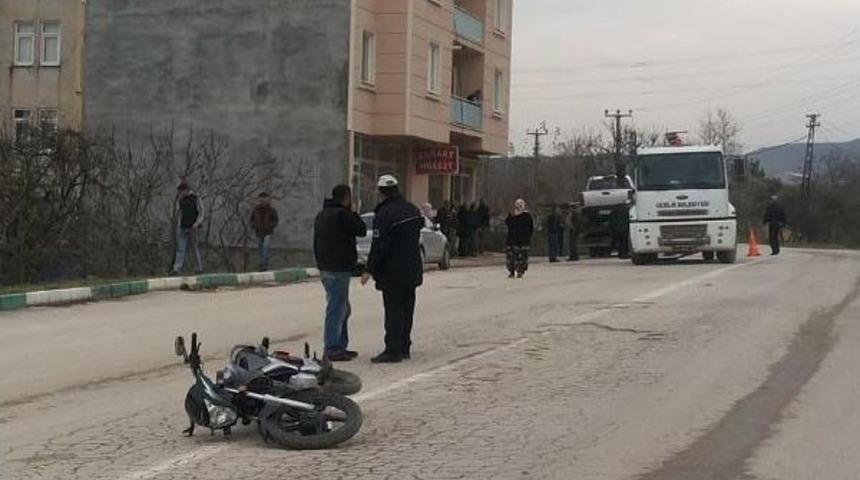 Kamyonete &Ccedil;arpan Motosikletin S&uuml;r&uuml;c&uuml;s&uuml; &Ouml;ld&uuml;