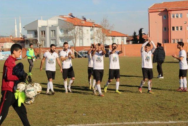 Kula Ülküspor Liderliğini Koruyor