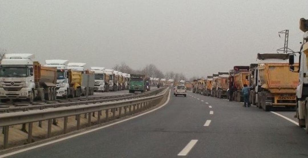 Şile Otoyolunda 10 Kilometrelik Kamyon Kuyruğu