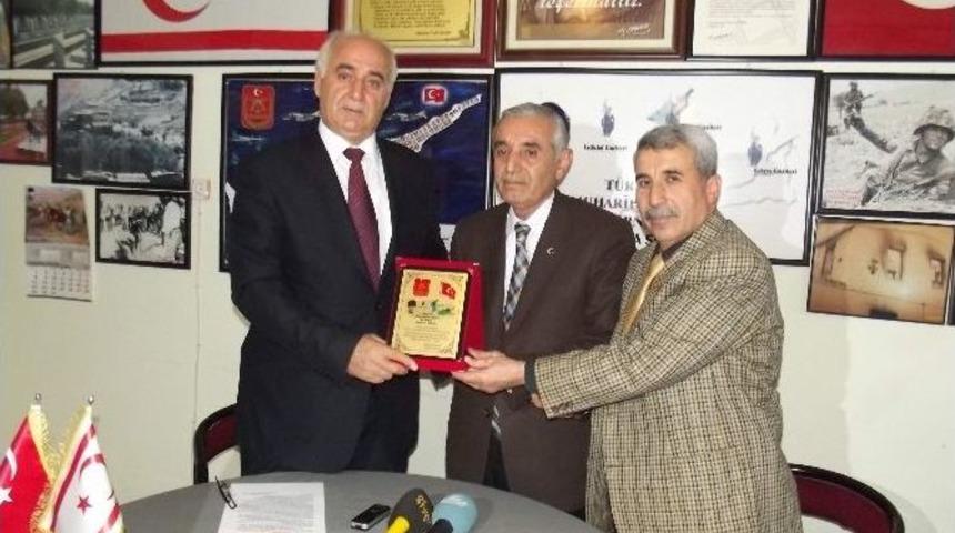 T&uuml;mgazider&rsquo;den Ali Evren&rsquo;e Plaket