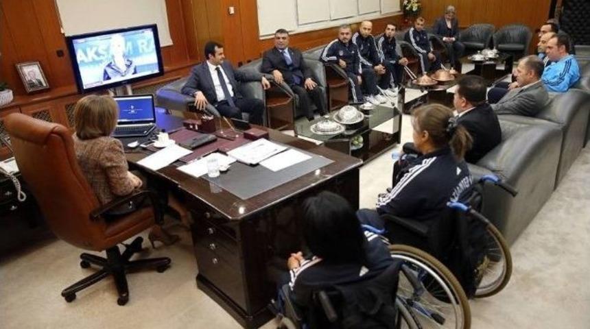 Fatma Şahin&rsquo;den Engelli Basketbolculara Destek