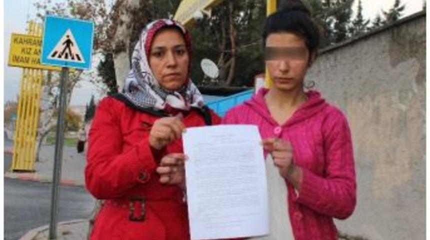 "okul M&uuml;d&uuml;r&uuml; Kız &Ouml;ğrencinin Elinde Sopa Kırdı" İddiası