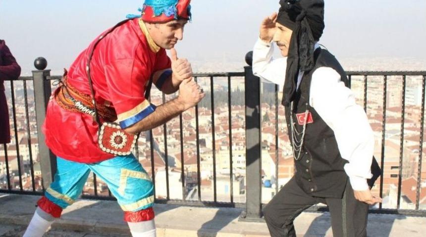 Tiyatro Sanat&ccedil;ısı &ldquo;burseya Dağı&rdquo; Zaferini B&ouml;yle Kutladı