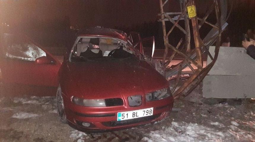 Otomobil Direğe Çarptı:5 Yaralı