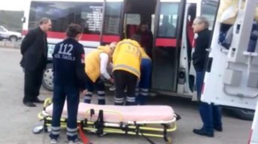 Min&uuml;b&uuml;ste Fenalaşan Kadına Yolcular M&uuml;dahale Etti