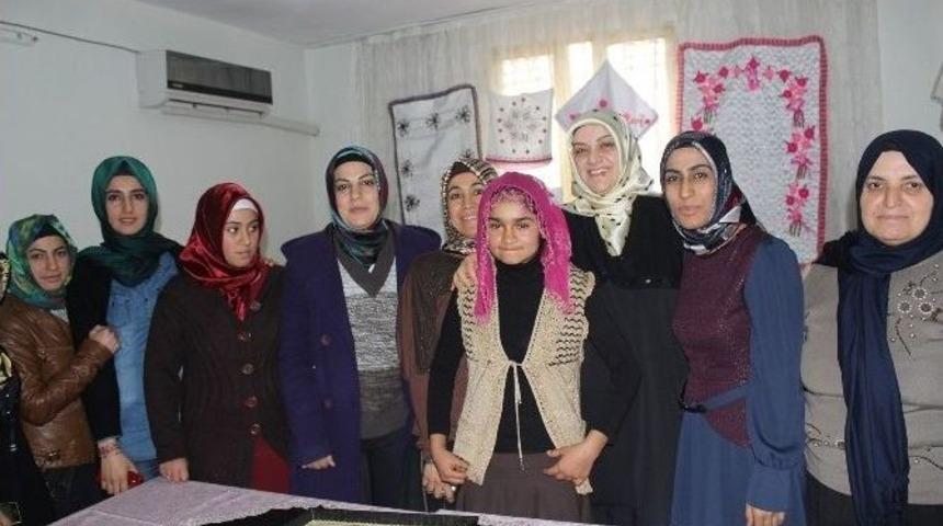 Kursiyerler El H&uuml;nerlerini Sergiledi