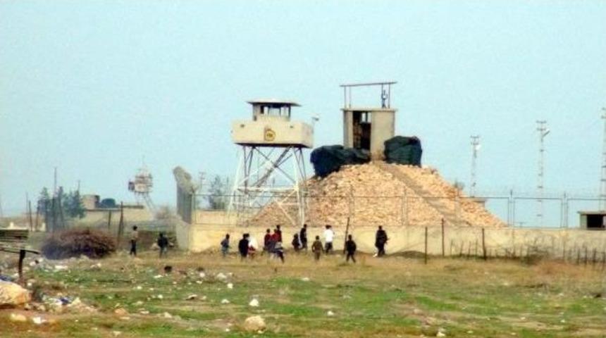 Sınırda Askere Taş Atanlara Gazlı M&uuml;dahale