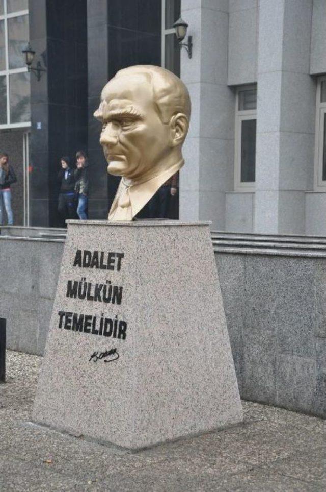 Atatürk Büstünü Parçalayan Şüpheli Hastaneye Sevk Edildi