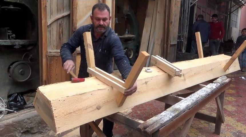 Siirt’te Marangozlar Hayvan Yemliği Yaparak Ayakta Kalıyor