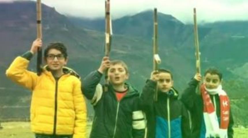 Artvinli 4 Minikten Afrin’e Hareket Düzenleyen Askerlere Komando Marşı İle Destek