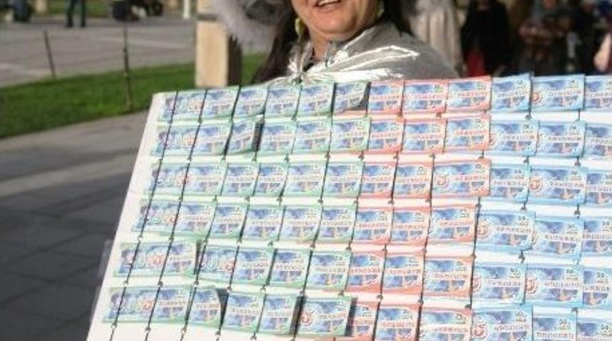 (&ouml;zel Haber) Cadı Kost&uuml;m&uuml;yle Umut Dağıtıyor