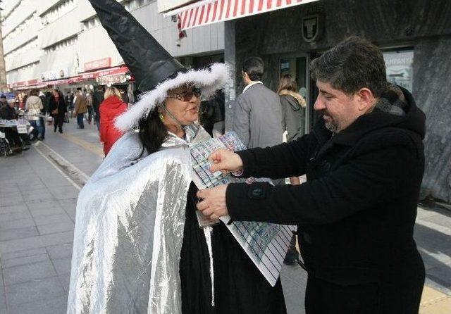 (özel Haber) Cadı Kostümüyle Umut Dağıtıyor