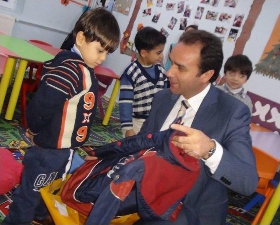 Tatvan&rsquo;da Yetim &Ouml;ğrencilere Ayakkabı Ve Mont Dağıtıldı