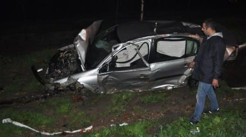 'dur' İhtarına Uymayan S&uuml;r&uuml;c&uuml; Otomobille Kaza Yaptı: 2 Yaralı