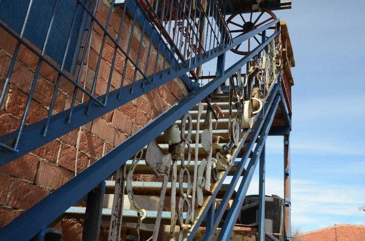 Hurda Malzemeleri Süs Olarak Kullandı G1