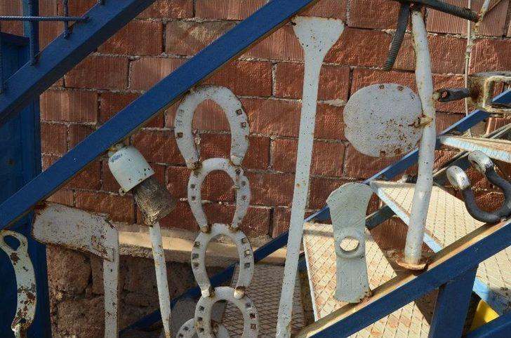 Hurda Malzemeleri Süs Olarak Kullandı G2