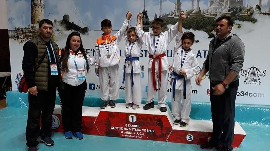 Karate 34 S&uuml;per Liginden Bigalı Karateciler Madalyalarla D&ouml;nd&uuml;