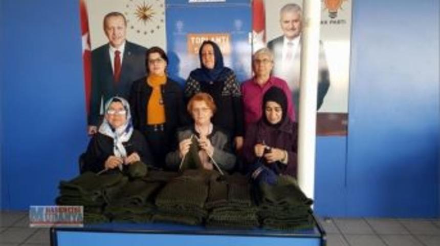 Ak Kadınlar Mehmet&ccedil;iğe Boyunluk &Ouml;rd&uuml;