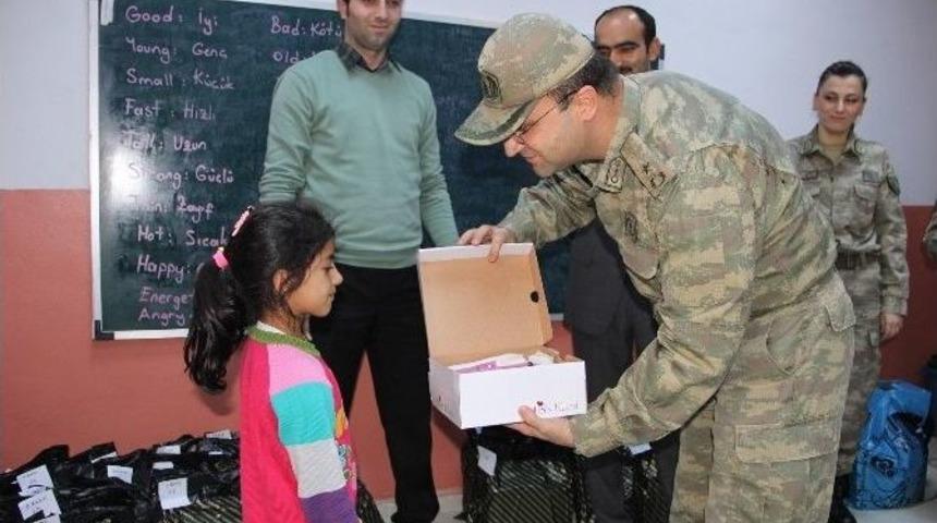 Asker Amcaları Minikleri Sevindirdi