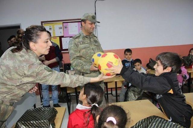 Asker Amcaları Minikleri Sevindirdi 1