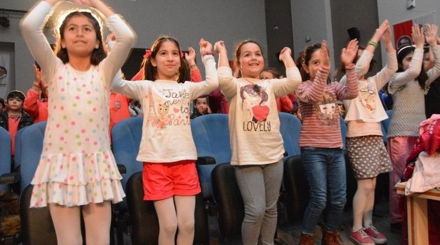 K&ouml;rfez 2017&rsquo;de &Ccedil;ocuklara Sinema Ve Tiyatroyu Sevdirdi