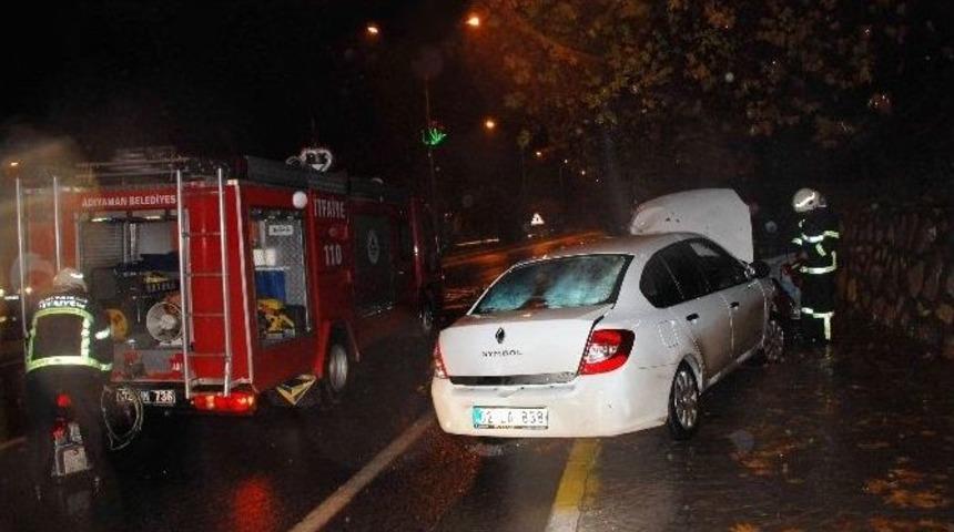 Otomobil Ağaca &Ccedil;arptı: 3 Yaralı