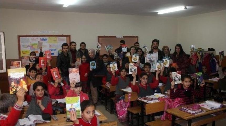 &Uuml;niversite &Ouml;ğrencilerinden Kitap Yardımı