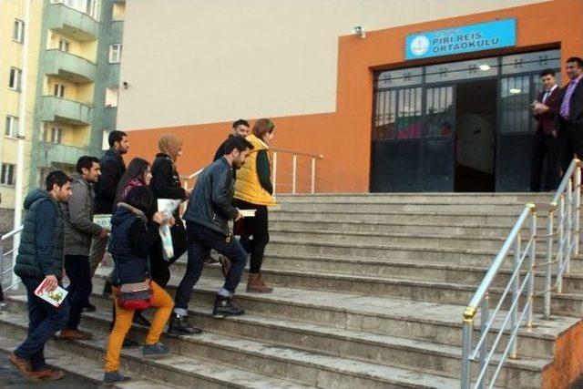 &Uuml;niversite &Ouml;ğrencilerinden Kitap Yardımı 2