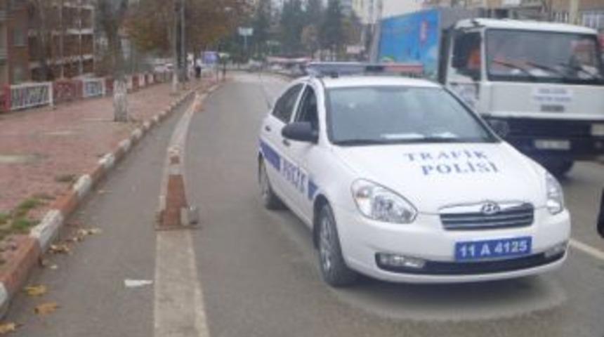 Hatalı Park Yapan S&uuml;r&uuml;c&uuml;lere Trafik Ekiplerinden Dubalı &Ouml;nlem
