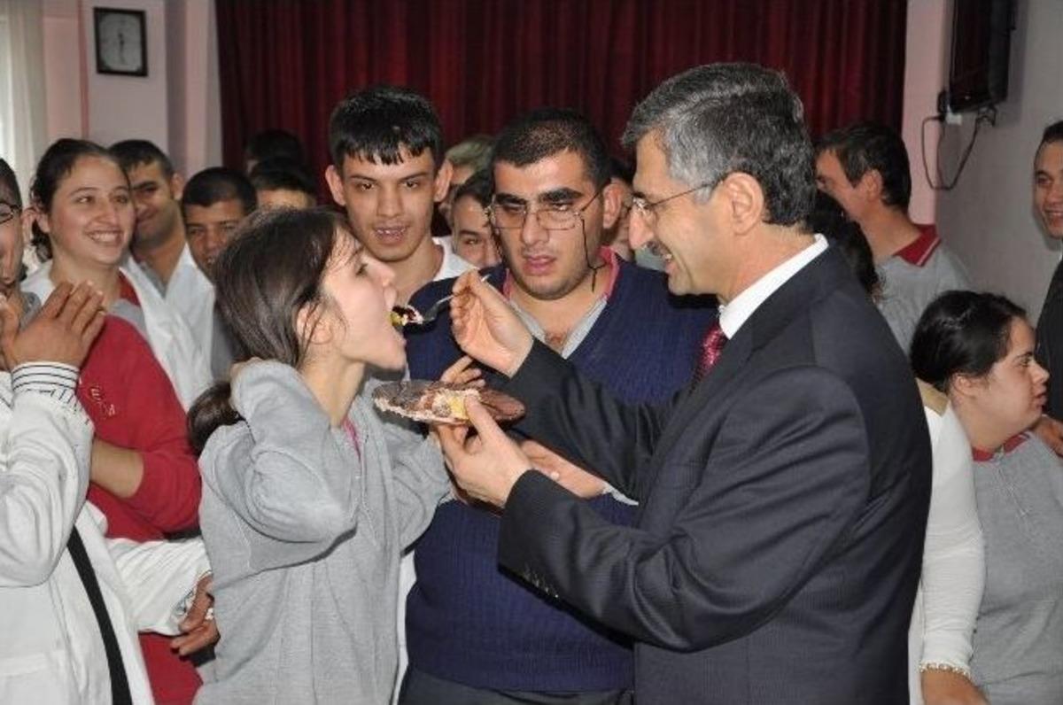 İnsan Hakları G&uuml;n&uuml;ne Anlamlı T&ouml;ren
