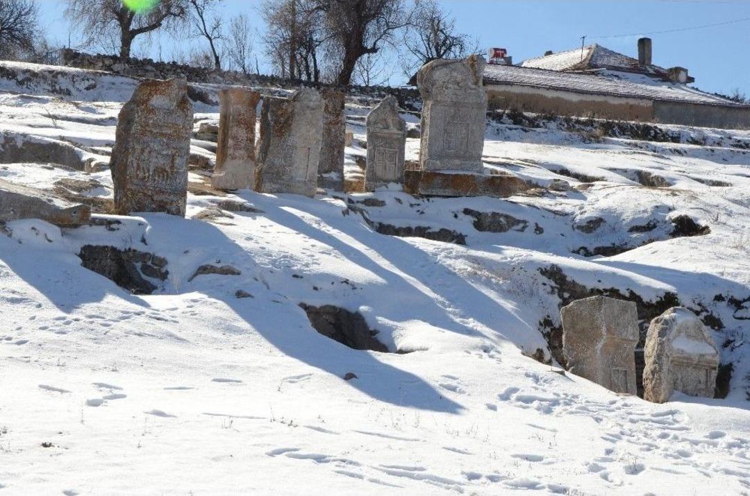 Tarihi Taşlar A&ccedil;ık Hava M&uuml;zesine D&ouml;n&uuml;ş&uuml;yor