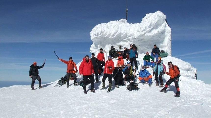 Bursalı Dağcıya 2500 Metrede Doğum Günü Partisi