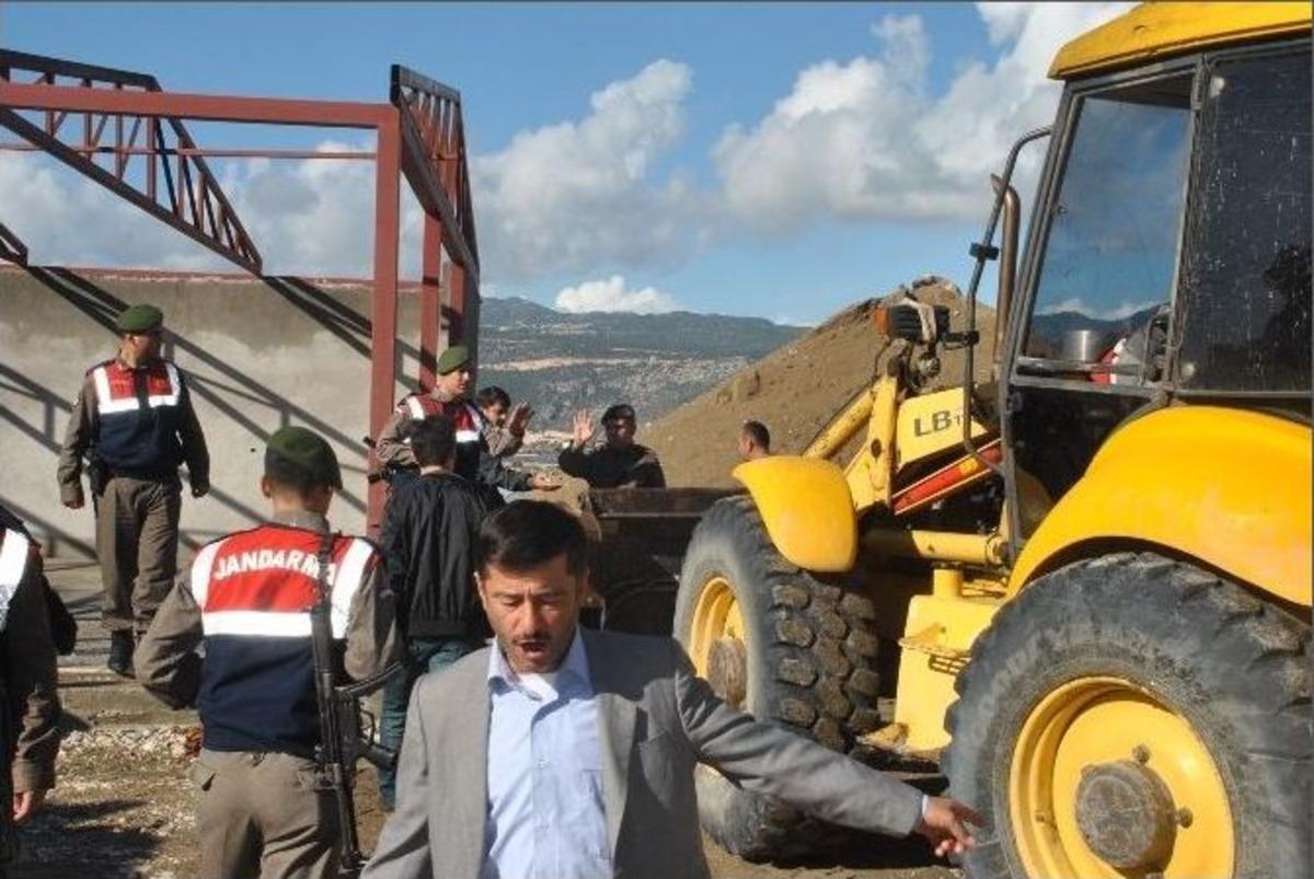 Yıkım Kararına Kızıp İşyerlerini Kendileri Yıktılar