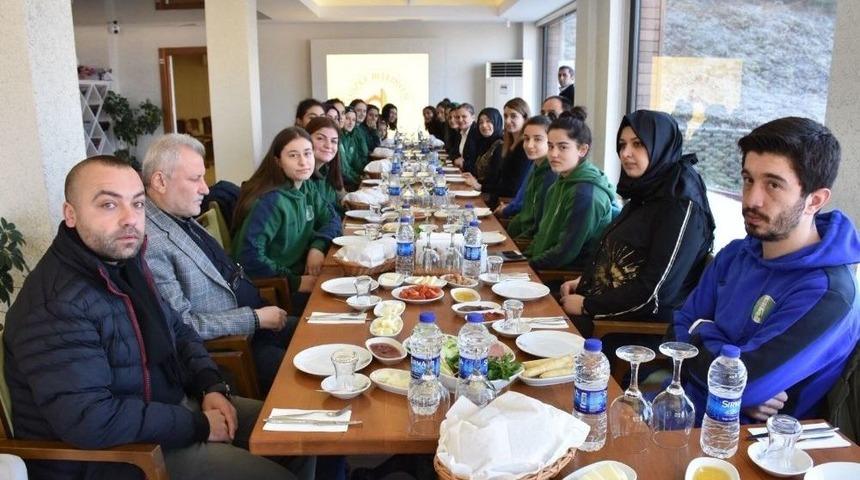 Kadın Basketbol Takımı İle Bir Araya Geldiler