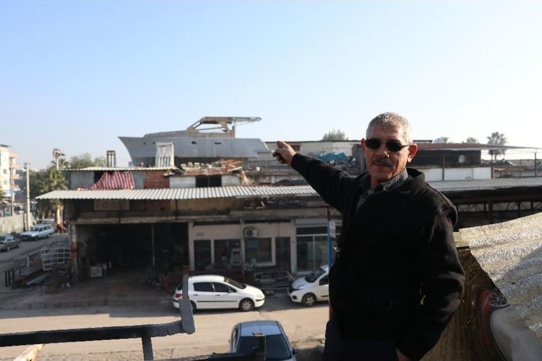 Damdaki L&uuml;ks Yatı G&ouml;ren D&ouml;n&uuml;p Bir Daha Bakıyor