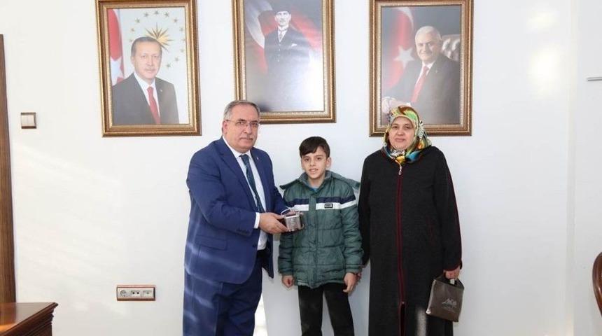 K&uuml;tahyalı Yakup G&uuml;ven, Okul Har&ccedil;lığını Afrin&rsquo;deki Mehmet&ccedil;iklere G&ouml;nderdi