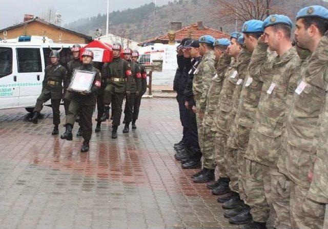 Öldürülen Korucu Toprağa Verildi 1