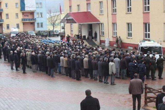 Öldürülen Korucu Toprağa Verildi 3