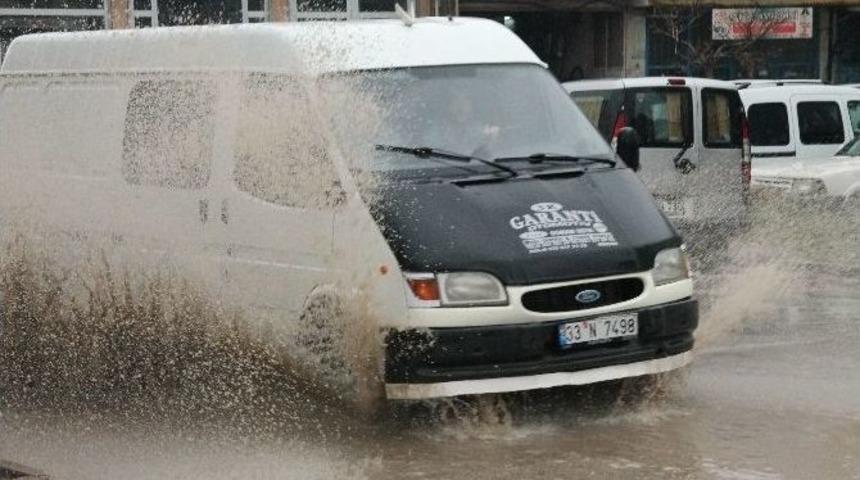 Yağmur Suyu, Cadde Ve Sokakta Zor Anlar Yaşattı
