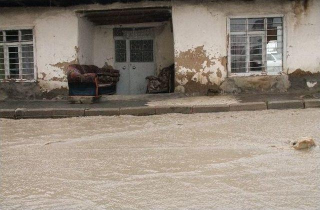 Yağmur Suyu, Cadde Ve Sokakta Zor Anlar Yaşattı 1