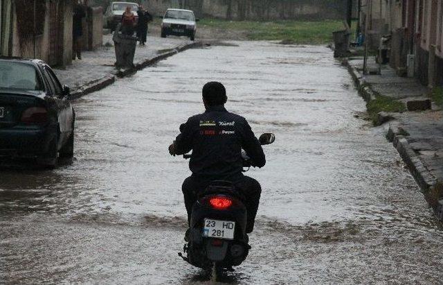 Yağmur Suyu, Cadde Ve Sokakta Zor Anlar Yaşattı 2