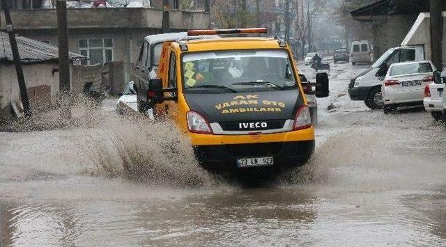 Yağmur Suyu, Cadde Ve Sokakta Zor Anlar Yaşattı 3