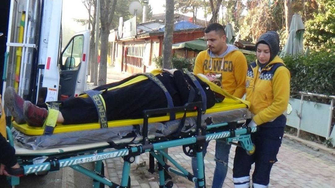 Bilecik&rsquo;te Otomobil Ağaca &Ccedil;arptı; 3 Kişi Yaralandı