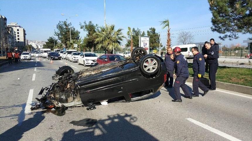 Takla Atan Otomobilde Yaralanan Gen&ccedil;ler Aracı Bırakıp Ka&ccedil;tılar