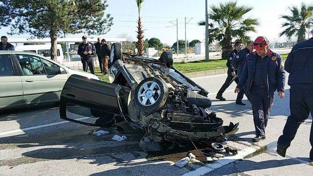 Takla Atan Otomobilde Yaralanan Gençler Aracı Bırakıp Kaçtılar